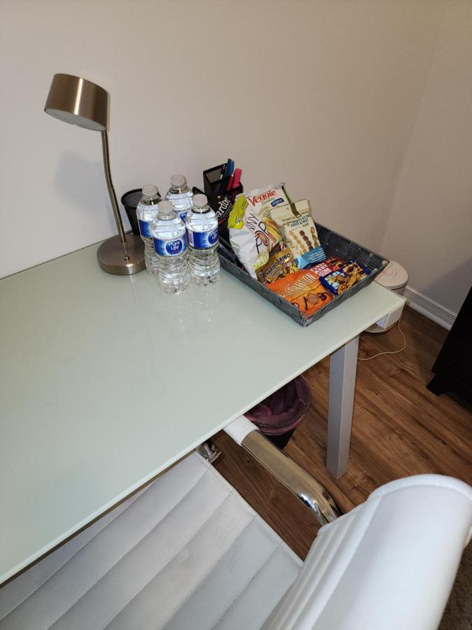 Beautiful Townhouse Near Yorkdale Mall, Wilson Subway Apartment Торонто Екстериор снимка