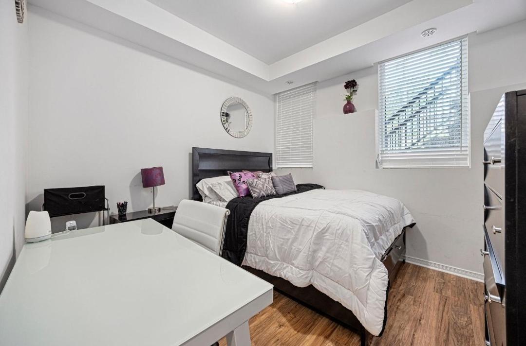 Beautiful Townhouse Near Yorkdale Mall, Wilson Subway Apartment Торонто Екстериор снимка