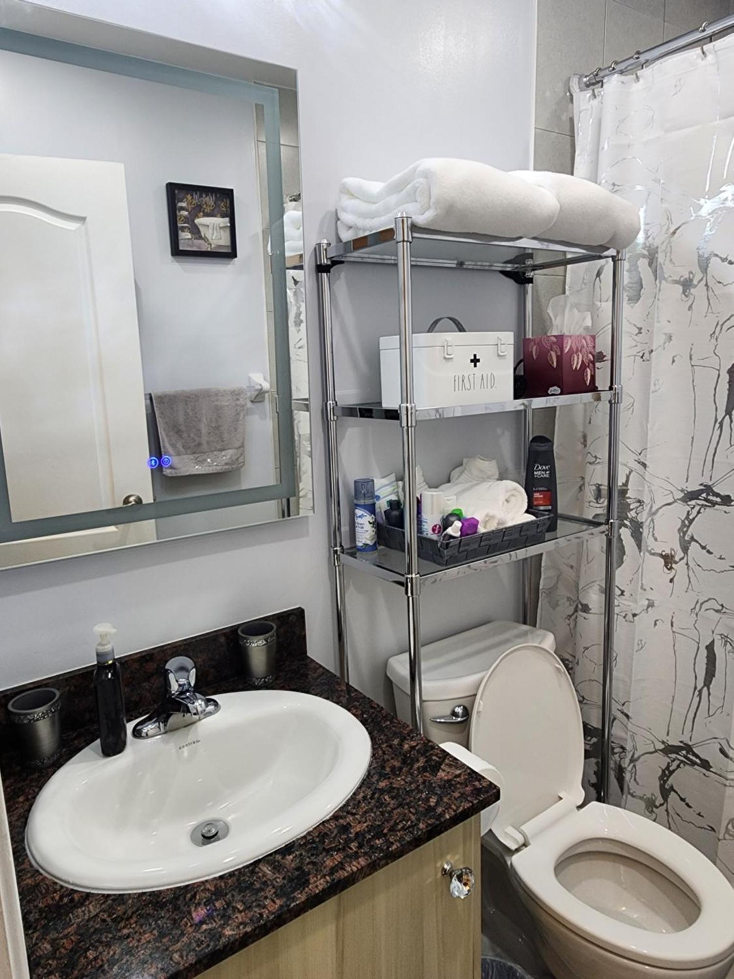 Beautiful Townhouse Near Yorkdale Mall, Wilson Subway Apartment Торонто Екстериор снимка