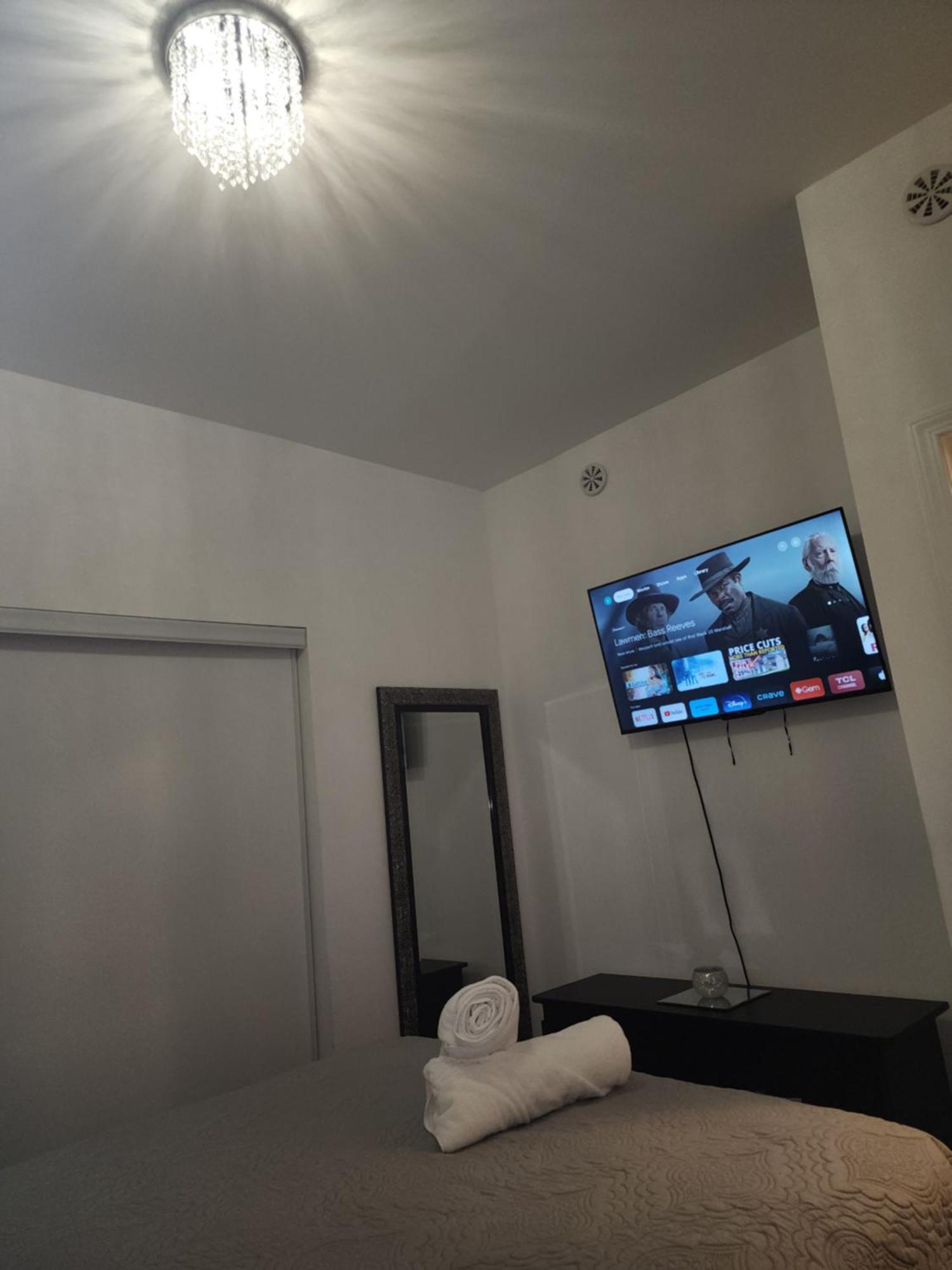 Beautiful Townhouse Near Yorkdale Mall, Wilson Subway Apartment Торонто Екстериор снимка