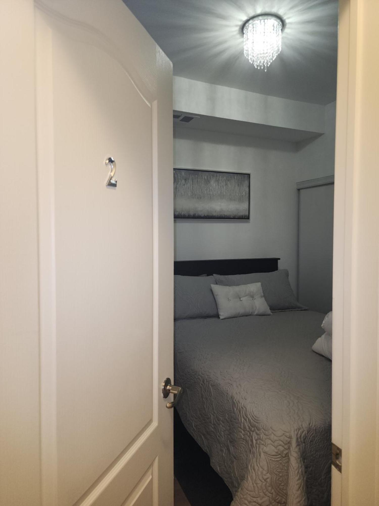 Beautiful Townhouse Near Yorkdale Mall, Wilson Subway Apartment Торонто Екстериор снимка