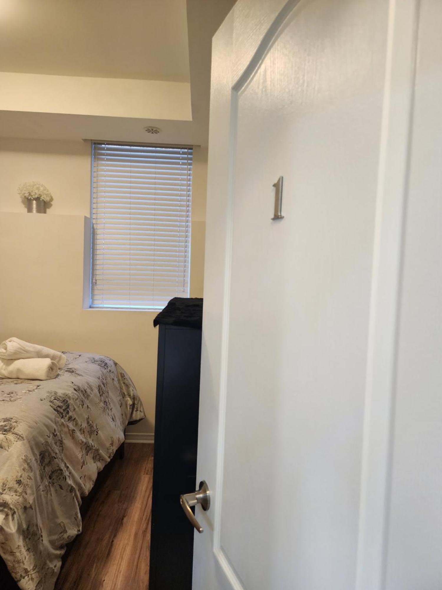 Beautiful Townhouse Near Yorkdale Mall, Wilson Subway Apartment Торонто Екстериор снимка